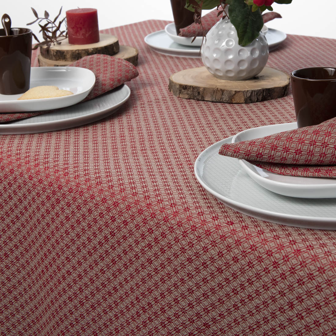 Pilkos lininės staltiesės su raudonais rombais audinio vaizdas iš arti.