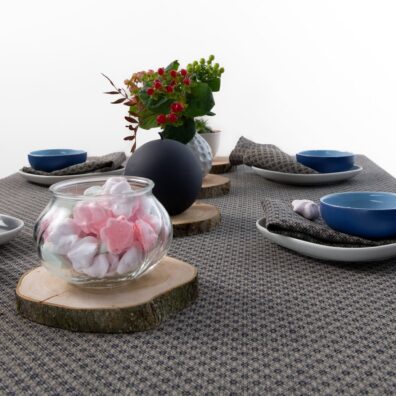 Lininės staltiesės pilkos spalvos, rombu raštu, vaizdas iš viršaus.