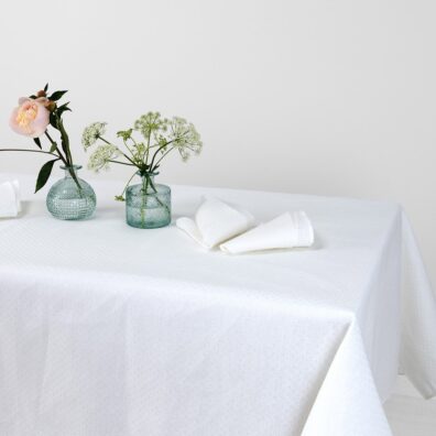 TONY ryškiai balta lino-medvilnės staltiesė
