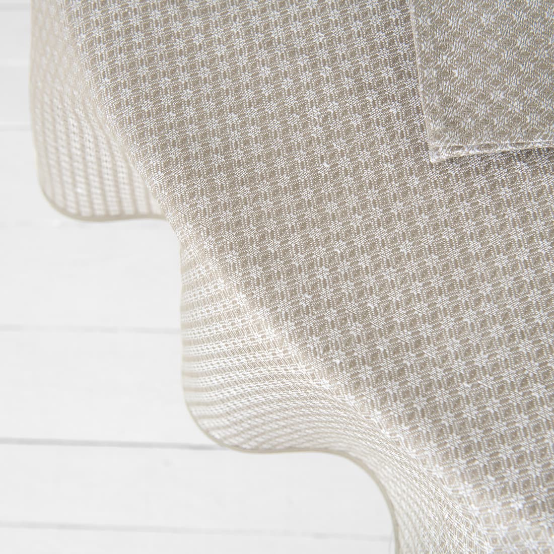 TONY apvali (ovali) pilkai-baltai raštuota lino - medvilnės staltiesė