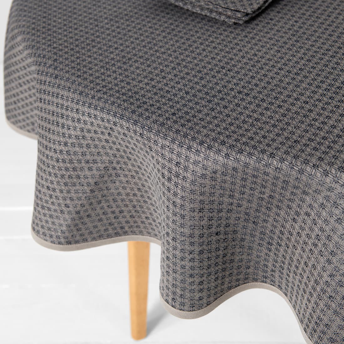 TONY apvali (ovali) tamsiai mėlyna lino - medvilnės staltiesė rombų ir gėlyčių raštu