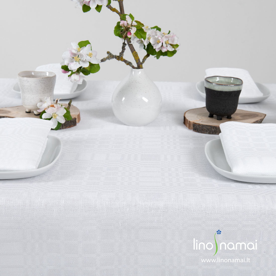 Ryškiai balta languota lino - medvilnės staltiesė