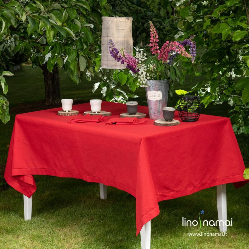 Raudona lininė mere&scaron;kuota staltiesė