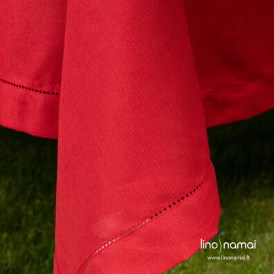 Raudonos puslininės staltiesės kraštinės palenktos 4cm, mereškuotos viena eilute