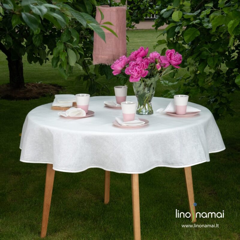 Balta apvali (ovali) staltiesė su mere&scaron;ka