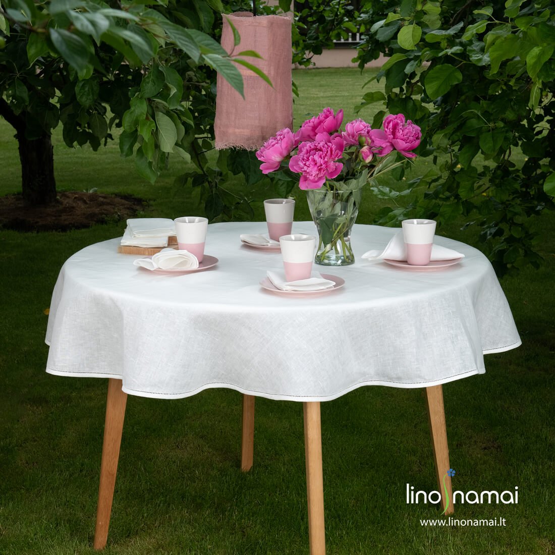 Balta apvali (ovali) staltiesė su mereška