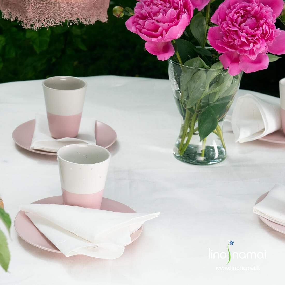 Apvali (ovali) lino-medvilnės staltiesė iš pieno baltumo lino-medvilnės audinio, mereškuota