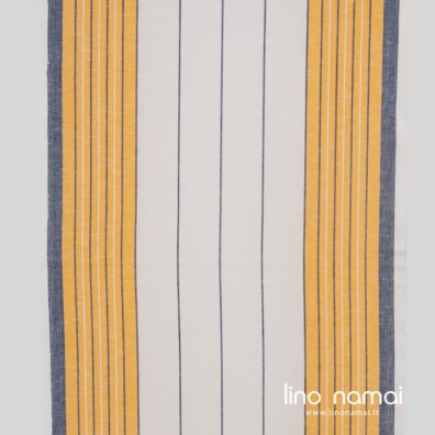 Baltas rankšluostinis audinys su juostomis