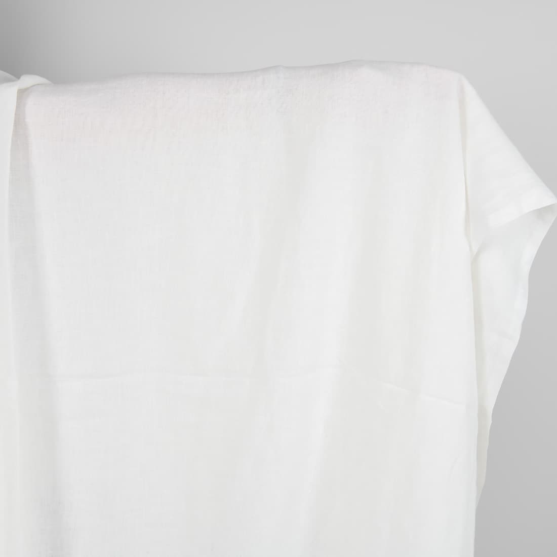 Skalbtas pieno baltumo lininis audinys