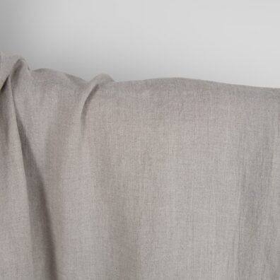 Natūralios pilkos spalvos lino audinys skalbtas, minkštas, švelnus