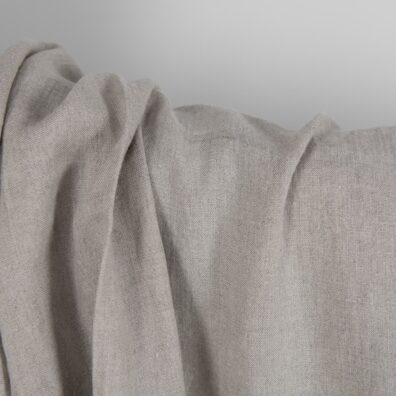 Natūralios pilkos spalvos lino audinys skalbtas, tinka drabužiams ir namų tekstilei siūti