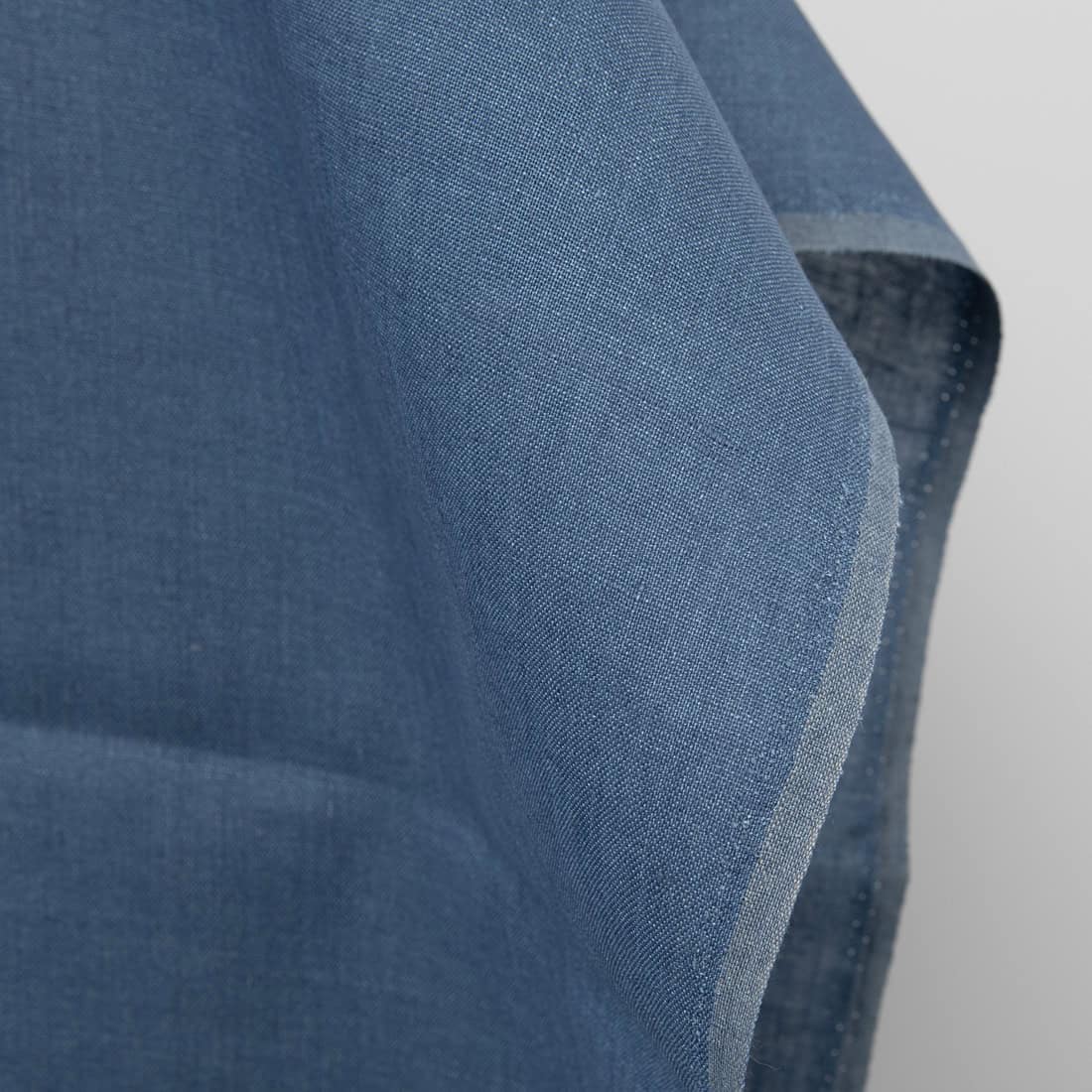 Lininis audinys mėlynos džinso spalvos yra tvirtas, tankus, vidutinio storio