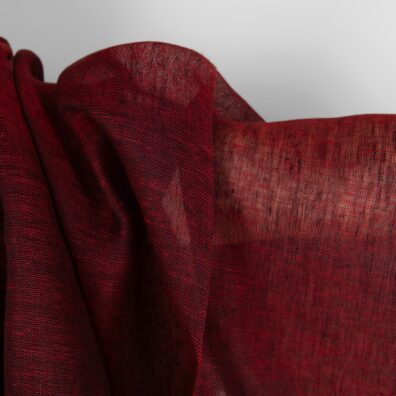 Permatomas tamsiai raudonas lininis audinys išaustas iš juodų ir skaisčiai raudonų verpalų, melanžas