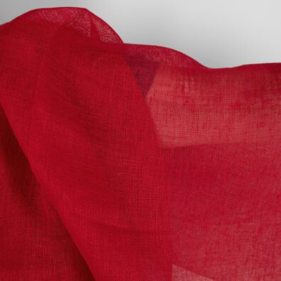 Permatomas raudonas lininis audinys tinka užuolaidoms ir šalikams siūti