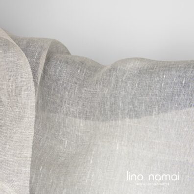 Baltai pilkas permatomas lino audinys tinka užuolaidoms, šalikams siūti