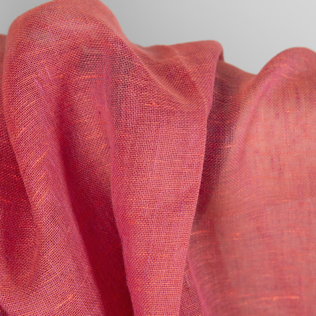Raudonas permatomas melanžinis lino audinys tinka užuolaidoms ir šalikams siūti