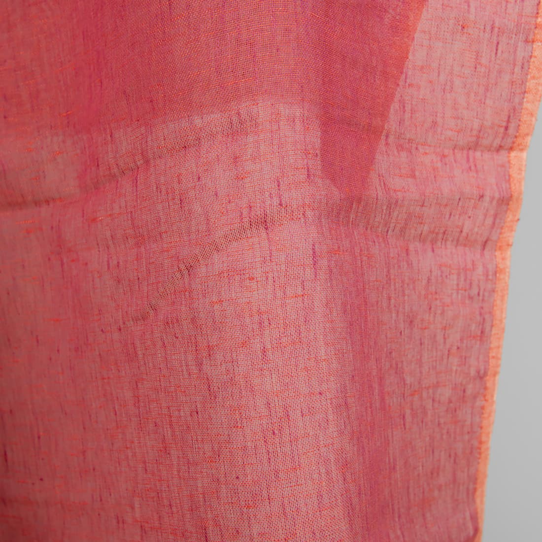 Raudonas permatomas lengvas plonas melanžinis lino audinys