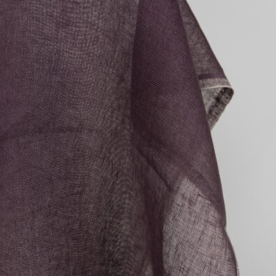 Violetinis permatomas lininis audinys tinka užuolaidoms ir šalikams siūti