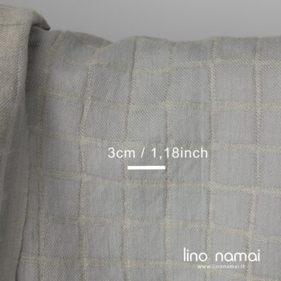 Languotas žakardinis audinys, austas iš melsvai pilkų medvilnės ir šviesiai pilkų lino verpalų įstrižais ruoželiais