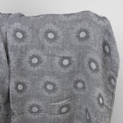 Skalbtas pilkas lininis audinys su gėlėmis