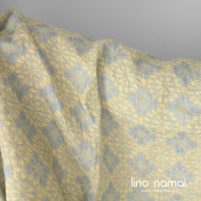 Gelsvas lininis audinys melsvomis gėlėmis tinka drabužiams, šalikams, skaroms, pledukams siūti