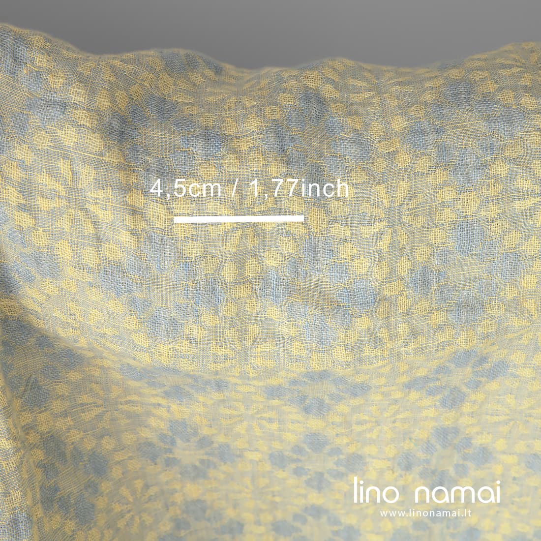 Gelsvas lininis audinys melsvomis gėlėmis skalbtas minkštas švelnus