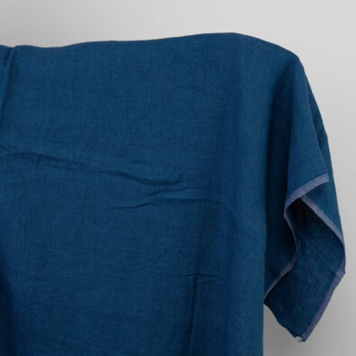 Skalbtas sodriai mėlynas lininis audinys