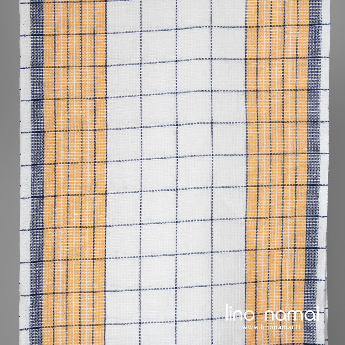 Rankšluostinis ryškiai baltas languotas audinys