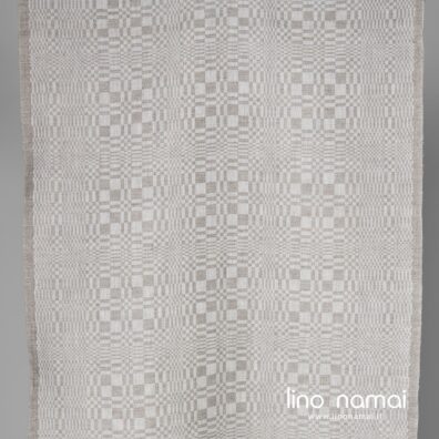 Rankšluostinis pilkas raštuotas audinys