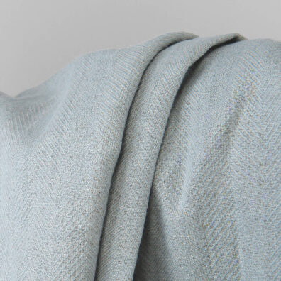 Skalbtas žalsvai pilkšvas lino - medvilnės audinys „eglutės“ raštu