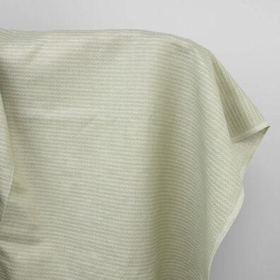 Žalsvas audinys banguotu raštu