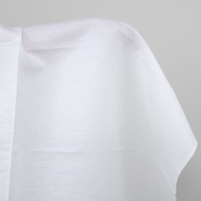 Ryškiai baltas audinys smulkių langelių raštu