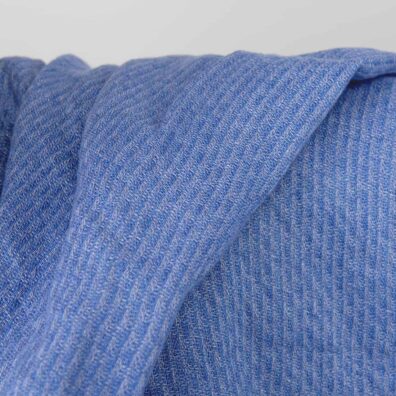 Skalbtas lininis audinys melsvais ruoželiais drabužiams ir namų tekstilės gaminiams