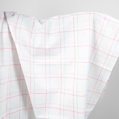 Pieno baltumo su raudonais langeliais lininis audinys