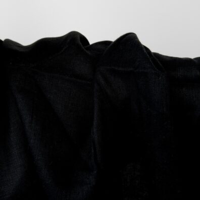 Juodas lininis lengvas audinys „eglutės“ raštu drabužiams ir namų tekstilės gaminiams