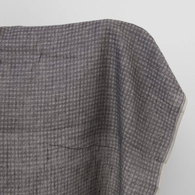 Lininis audinys juodos ir natūralios spalvos rombais