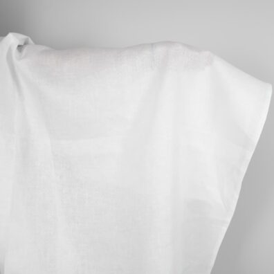 Raštuotas ryškiai baltas lininis audinys