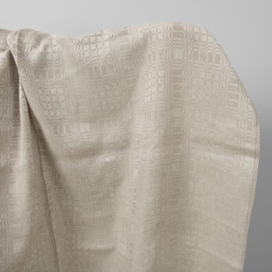 Langeliais austas pilkas lininis audinys