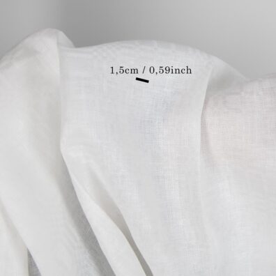 Langeliais austas pieno baltumo lininis audinys 150cm pločio
