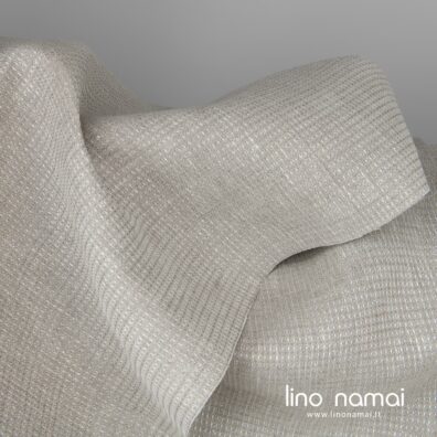 Šviesiai pilkas smulkiais langeliais lininis audinys skirtas rankšluosčiams ir chalatams siūti