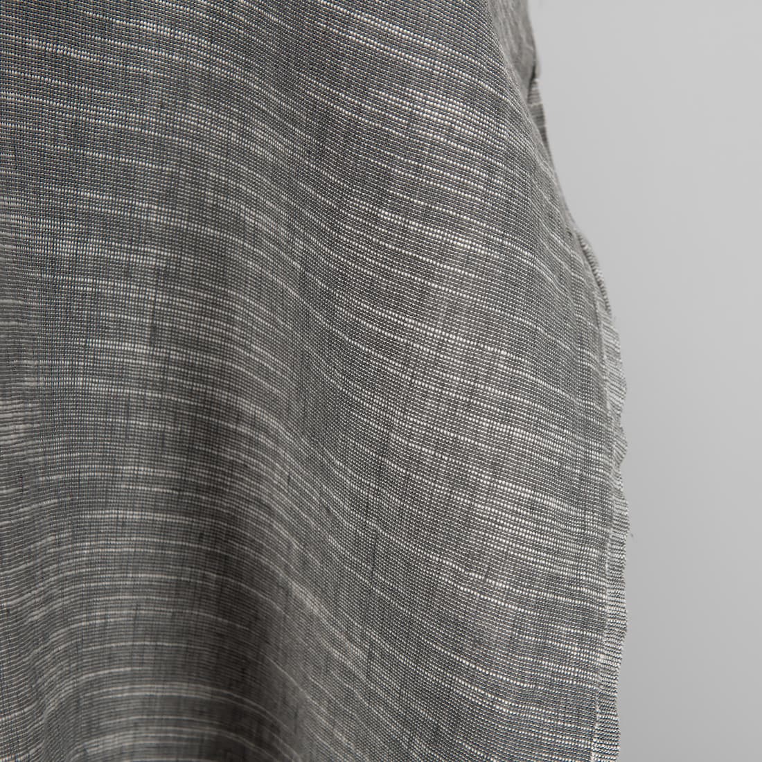 Tamsiai pilkas dryžuotas puslininis audinys skalbtas, minkštas, švelnus