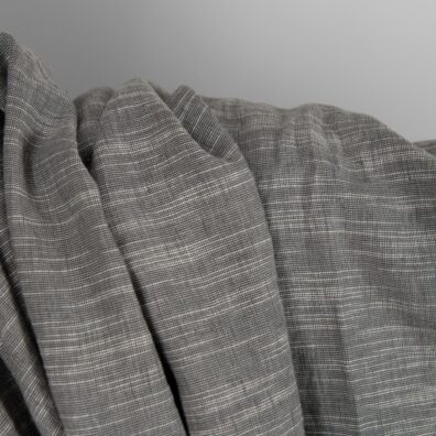 Tamsiai pilkas dryžuotas puslininis audinys skalbtas, tinka drabužiams ir namų tekstilei siūti