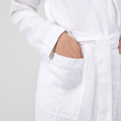 KORE baltas lino-medvilnės chalatas su kišenėmis, surišamas plačiu diržu