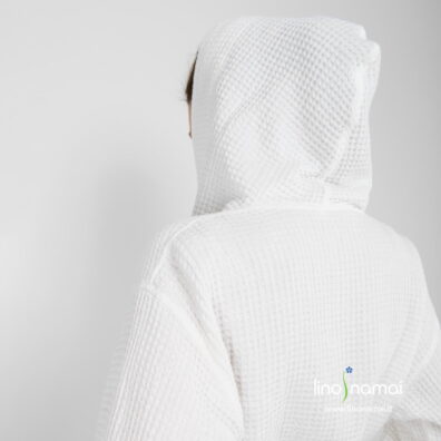 Lininis baltas moteriškas chalatas su gobtuvu