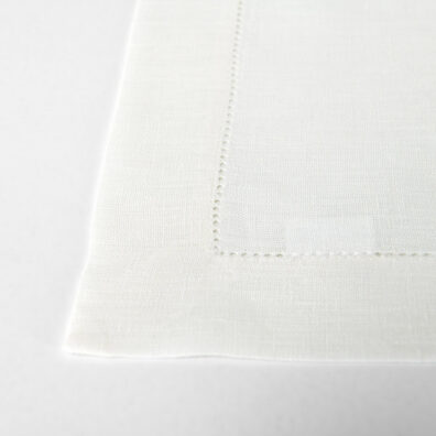 AIRA pieno baltumo lininis patiesaliukas mereškuotas, su 4cm pločio kraštinių palenkimu
