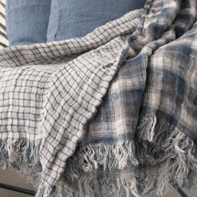 Pilko su mėlynais langeliais lininio audinio vaizdas iš arti.