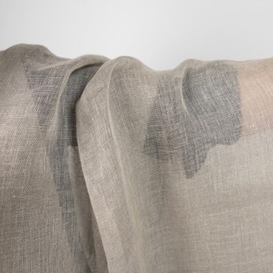 Permatomas natūralios pilkos spalvos lininis audinys tinka šalikams ir užuolaidoms siūti