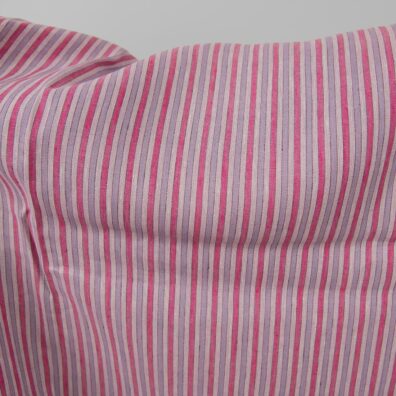 Lininis audinys vertikaliais rausvais dryžiais