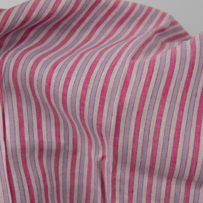 Dryžuotas lininis audinys išaustas iš baltų, tamsiai rudų, ryškiai rožinių, šviesiai violetinių ir alyvinės spalvos verpalų