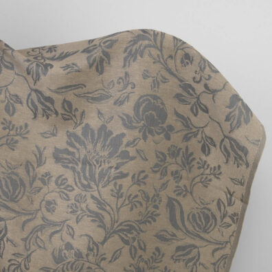 Tamsiai pilkas žakardinis gėlėtas audinys